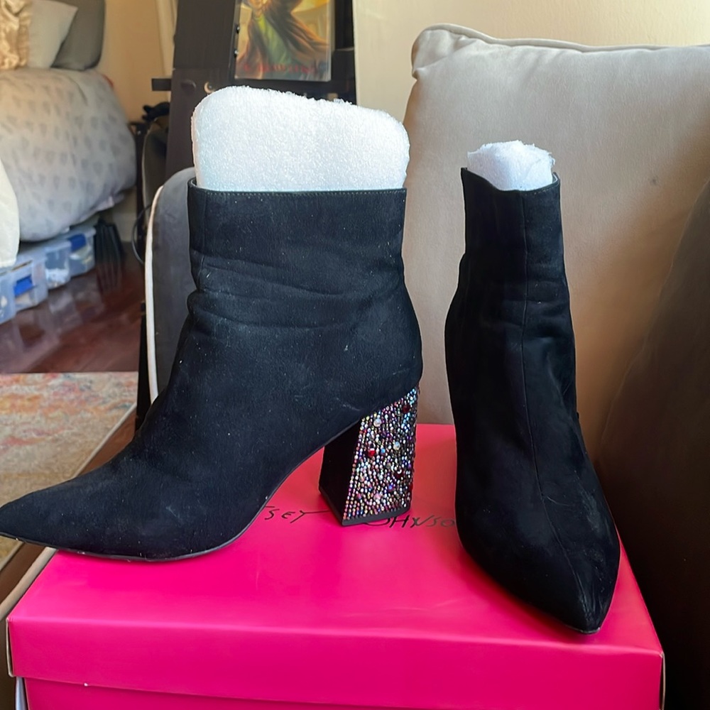 Betsey Johnson Kassie Black bootie size 8-